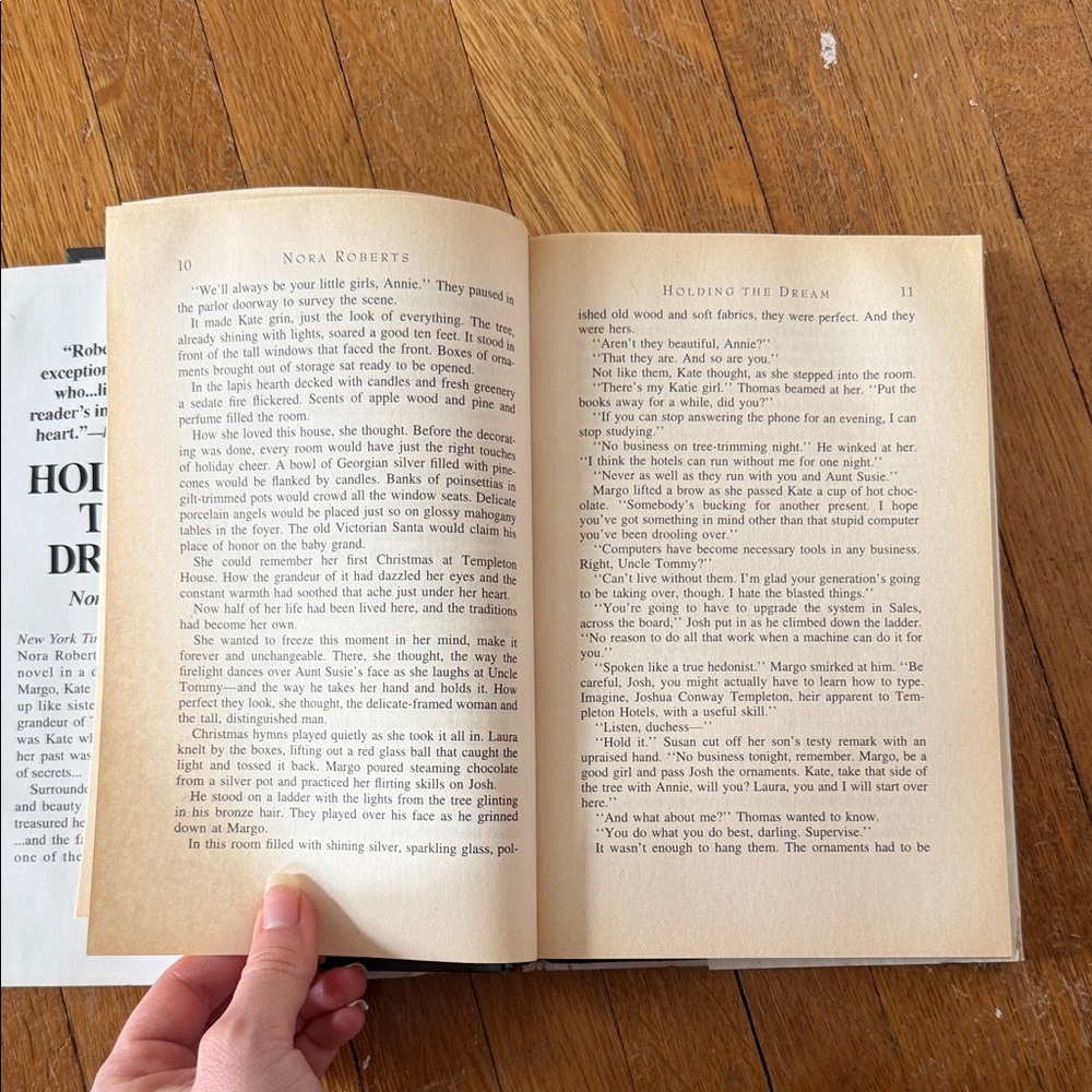 Nora Roberts - Holding the Dream hardcover - Picture 15 of 16